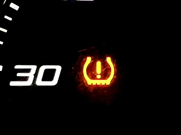 Bandenspanningslampje aan? Dit is waarom