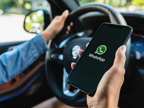 Verzekeraars waarschuwen: appen achter het stuur kan lijden tot persoonlijk faillissement