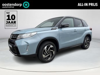 Suzuki Vitara 1.4 Boosterjet Style Smart Hybrid NIEUW UIT VOORRAAD | Elektrisch panoramadak | Climate Control | Verwarmbare stoelen voor | Parkeersensoren voor- en achter | Navigatiesysteem | Achteruitrijcamera | 10 jaar fabrieksgarantie nieuw 2026