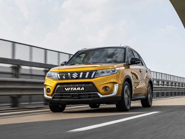 suzuki vitara rijdend oranje
